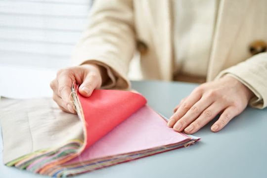 mujer con muestras de tela